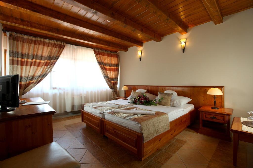 Egri Korona Borhaz Es Wellness Hotel Demjen Exterior photo