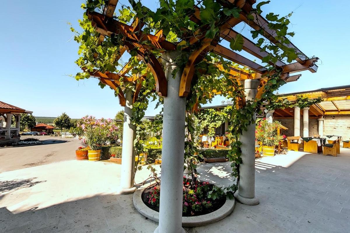 Egri Korona Borhaz Es Wellness Hotel Demjen Exterior photo