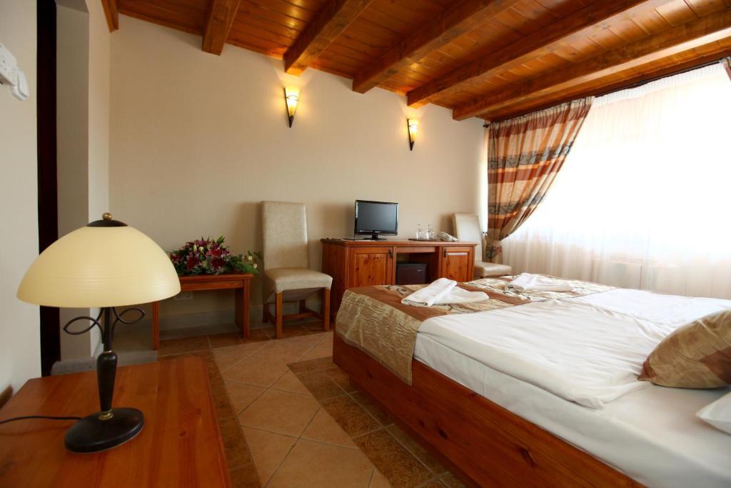 Egri Korona Borhaz Es Wellness Hotel Demjen Exterior photo