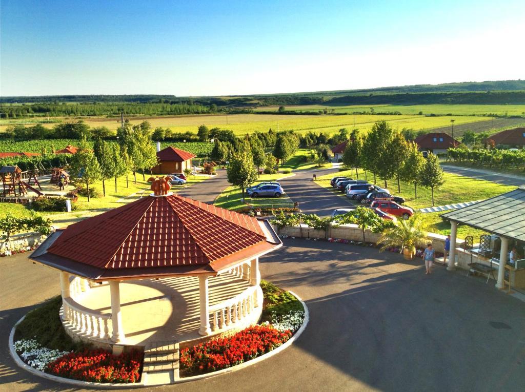 Egri Korona Borhaz Es Wellness Hotel Demjen Exterior photo